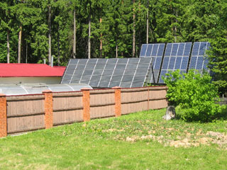 Две больших солнечных панели для электроснабжения загородного дома